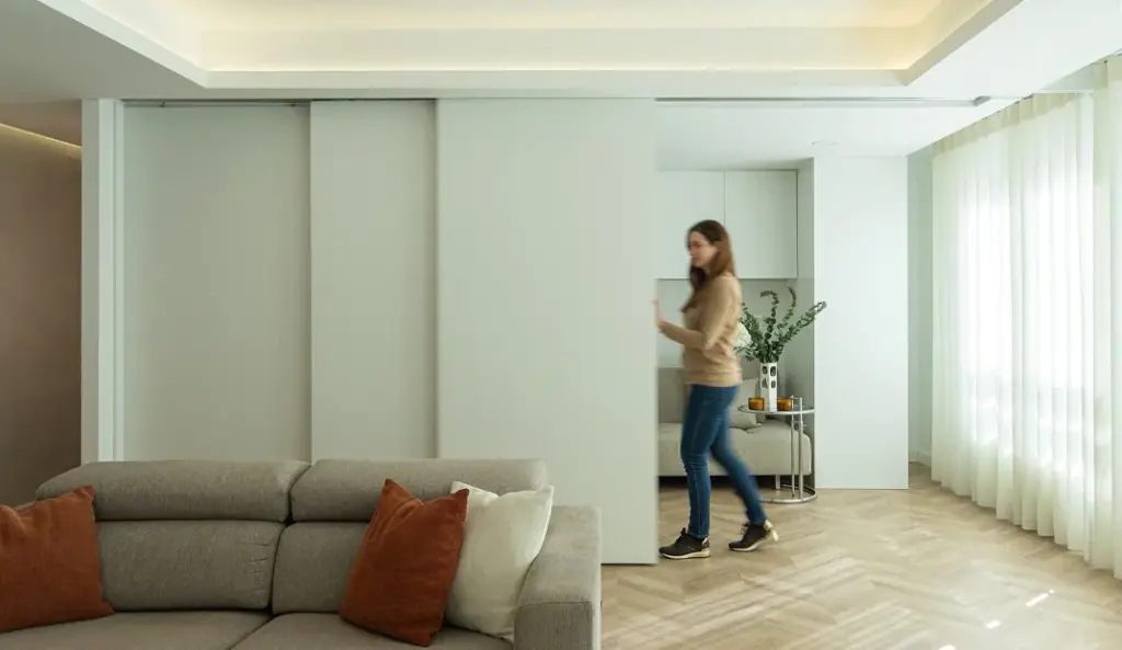 una mujer accionando una puerta corredera