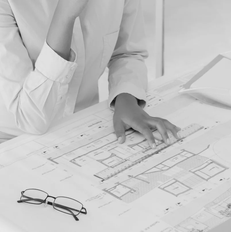 arquitecto revisando el plano de una casa